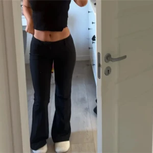 Svarta kostymbyxor - Säljer ett par LÅGA svarta kostym byxor i mycket bra skick. Strl 34 men stretchiga kan passa en 36a.  Midjemått: 70 IB: 81, jag är 165