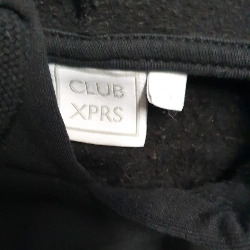 Säljer en svart hoodie från Club XPRS i bra skick. Den har en klassisk design med långa ärmar och en bekväm huva med dragsko. Perfekt för höst och vinter, och passar till både vardag och avslappnade tillfällen. 🖤. Hoodies.