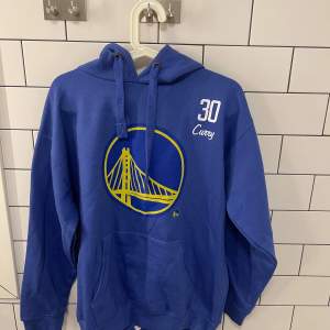 Hej! Jag säljer min golden state warriors hoodie som jag köpte från 2win. Jag köpte för liten storlek och jag har ej kvar kvittot. Påsen finns kvar.