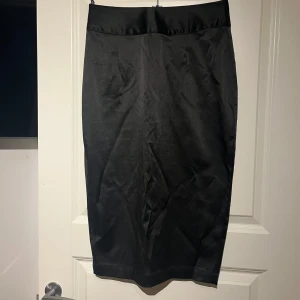 Svart Kjol - Svart kjol från Gina tricot  Storlek 36 Bra skick 