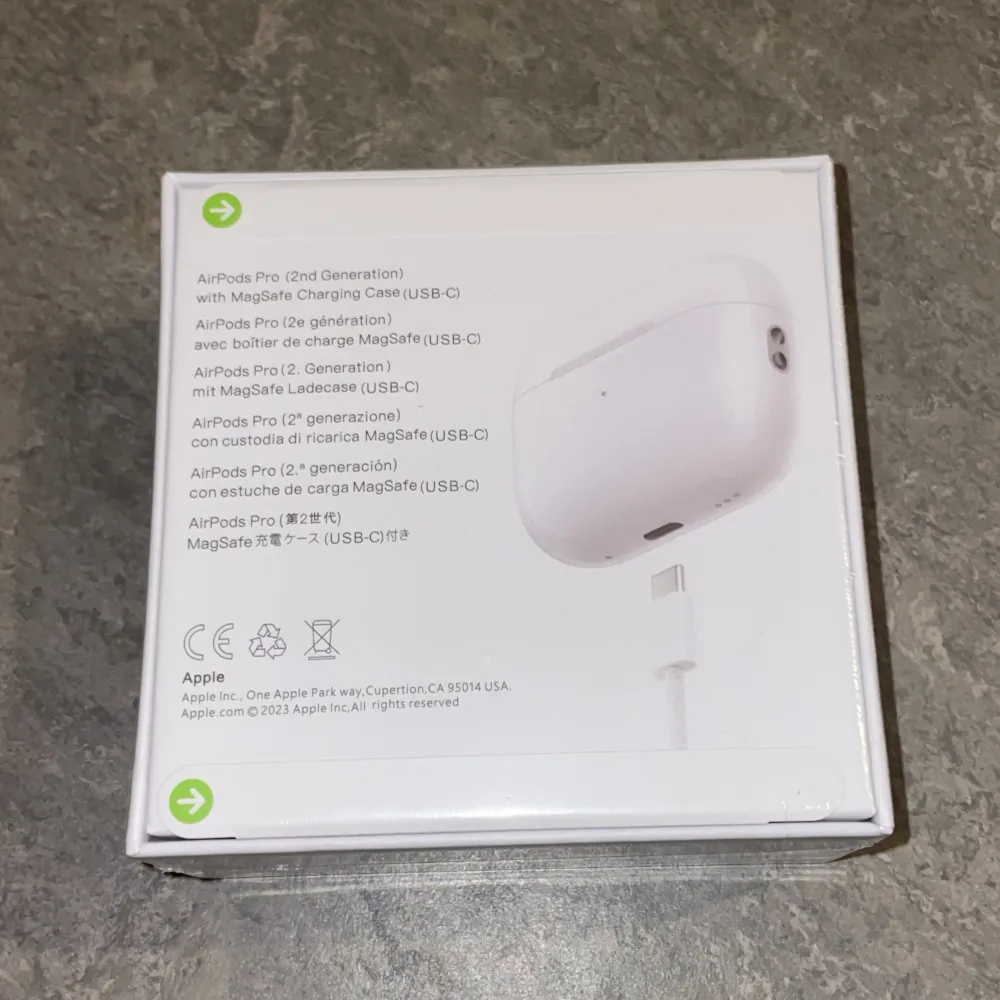 Jag säljer ett helt nytt, oöppnat par AirPods, som är i perfekt skick och aldrig har använts. De är fortfarande i sin originalförpackning och med alla tillbehör som följer med vid köp. Priset är 1800 Vilket är ett bra erbjudande jämfört med nypriset.. Accessoarer.