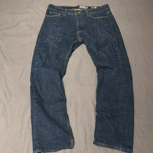 Blå jeans från Dressmann - Säljer ett par klassiska blå jeans från Dressmann i storlek 34-30 i regular fit. Jeansen är i bra skick och har en  mörkblå färg med kontrasterande sömmar. Säljer de eftersom de inte passar mig längre🤷🏽‍♂️