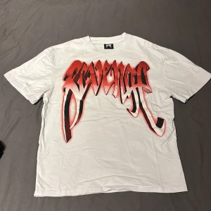 revenge tshirt - säljer debhär tshirten efterom den inte passar min stil längre. Den är storlek s men är lite oversized så skulle säga typ L