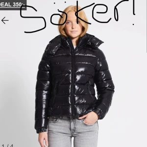 Svart glansig pufferjacka - SÖKER EN SVART LAGER 157 PUFFER JACKA NIKKI,  FÖRG SVART OCH STORLEK S!!!💕💕