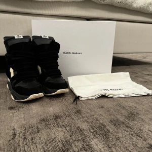 Isabel Marant balskee sneakers - Säljer dessa snygga Isabel marant skor i storlek 39, svarta med vita detaljer! Använda ett fåtal gånger och i bra skick. Orginal kartong och påse ingår! PRISET ÄR DISKUTERBART VID SNABB AFFÄR 🥰