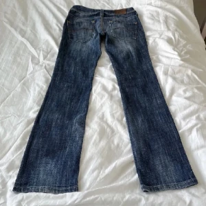 Lee jeans  - Skitsnygga vintage jeans från lee. Säljer då de tyvärr är för långa för mig!❤️ hör av er vid frågor osv🥰🥰