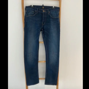 Lee jeans herr - Herr jeans från Lee Jättefint skick, men finns en liten bläck fläck på ena bakfickan, därav lågt pris Storlek W33 L34