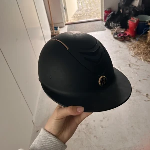 Onek Ridhjälm - INTRESSEKOLL❣️ på denna svarta ridhjälmen med roseguld/ guld detaljer från Onek. Nypris var ca 4000 kr och köptes på svensk ridsport. Hade kanse kunnat sälja den för 2500kr men vet inte så kom med bud! Toppen skick och aldrig avramlad i, inte använd mycket pga att jag slutat rida.