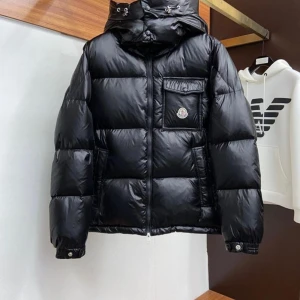 Moncler jacka  - Moncler jacka storlek medium  Knappt använd och är i nyskick  Kvittot och en påse till jackan följer med. 1900kr 