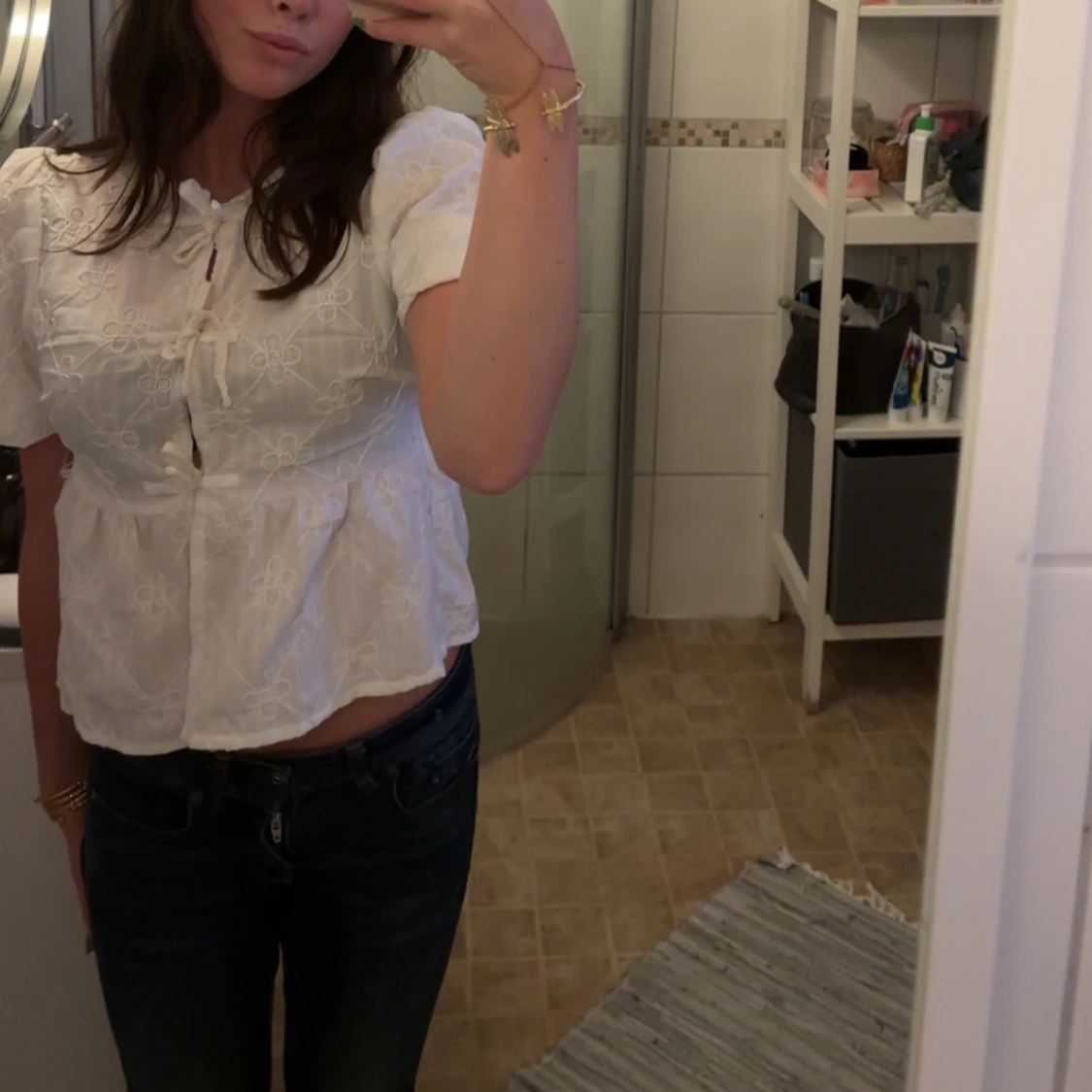 Vit blus med spetsdetaljer - 90