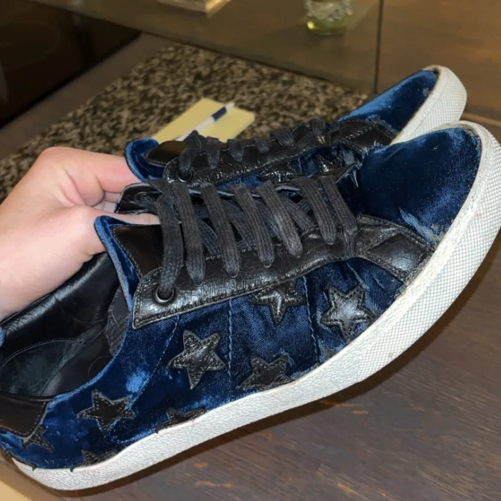 Sjukt unika Yves Saint Laurent sneakers som är nästintill omöjliga att få tag på. Velvet runt hela skorna, vilket ger ett sjukt snyggt lyster i bra ljus🌟Lite oklart när skorna blir klara hos skomakaren faktiskt men det lär bli så småningom🙌. Skor.