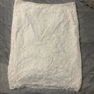 Vit spetskjol - Kjol i spetsmaterial, väldigt fin, knappt använd! Dragkedja bak