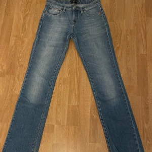 Blå low waist jeans från Filippa K - Säljer ett par snygga blå jeans från Filippa K. De är använda mycket men är fortfarande i bra skick! Kontakta om du har fler frågor.