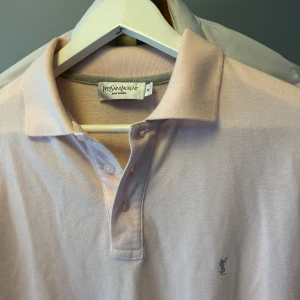 Ljusrosa pikétröja från Yves Saint Laurent - Skön pike från ysl ger lite finansman i Oslo vibbar 