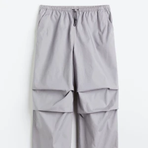 Parachute pants gråa - Kommer inte till användning längre. Går bra att köpa med köp nu :) Om man vill betala med Swish skickar jag med Postnord. Dm om du har några frågor eller vill ha fler bilder!