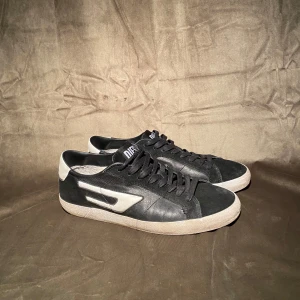 Diesel skor - Tja!  Säljer dessa diesel skor som jag köpte här på plick!  Inget OG medföljer utan bara skorna🙌 Dessa är i fint skick! Vid minsta fråga eller fundering hör av er🤝