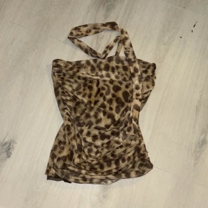 Leopardmönstrad topp från Zara - Säljer en snygg leopardmönstrad topp från Zara. Perfekt för en utekväll eller fest! 🐆Är i storlek M, men passar mig som är XS och har stretchigt material! Använd fåtal gånger och har därför inga skador