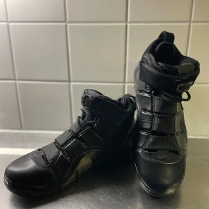 NIKE ZOOM LEBRON IV - Köpte skorna början av året i Dallas,Texas. Har enbart använt dem ca 3-5 ggr. Skorna köptes för ca 3200kr. Skorna är i nyskick.