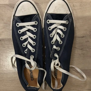 Converse  - Säljer mina älskade Converse som tyvärr inte kommer till användning längre, de är i fint skick och redo för en ny ägare!