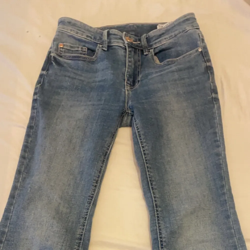 Säljer ett par blå bootcut jeans i strl 30, midwaist. Bekvämt material. Säljer för de är lite förstora och kommer inte till användning. Jeans & Byxor.