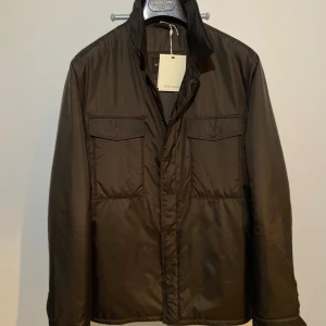 ROSE & BORN Jacka  - Säljer en sparsamt använd höstjacka från Rose and Born. Riktigt stilig jacka i fägen ”Olive” som passar perfekt till hösten. Den är i storlek 44 som motsvarar ”Small”.  Modellen på bilden är 184 cm lång.  Inga defekter alls. Nypris är 4000kr 