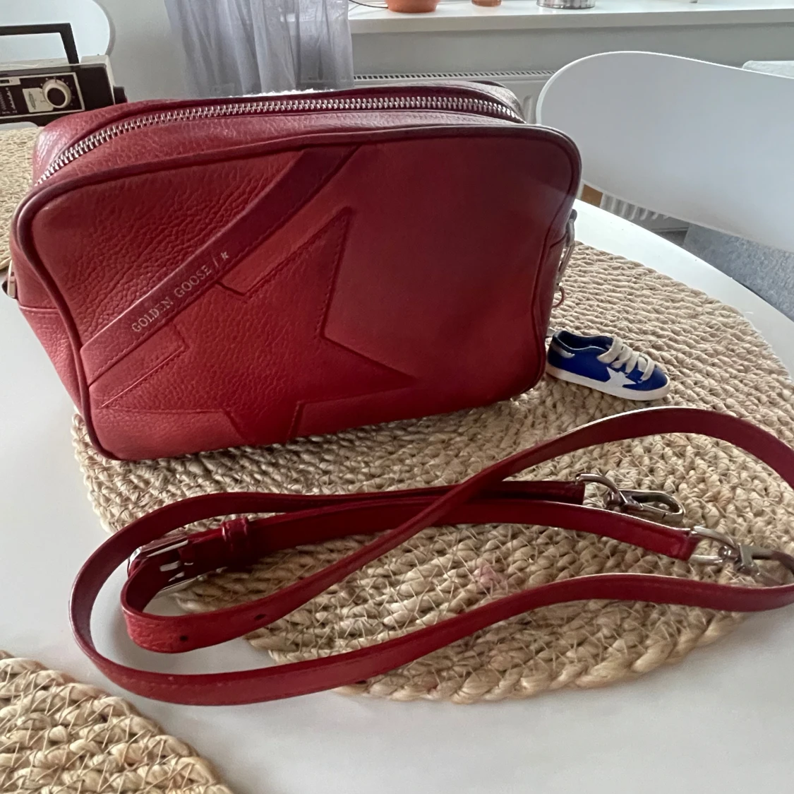 Röd axelväska i skinn