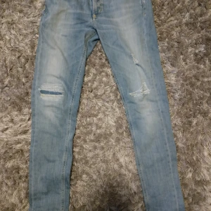 Dondup ripped - Säljer nu mina dondup ripped jeans! Nästan aldrig använda, skick 10/10! Nästan helt nya. Storleken är W26 men passar mig perfekt, jag brukar ha W28. Om du har några funderingar eller liknande skriva gärna till mig!
