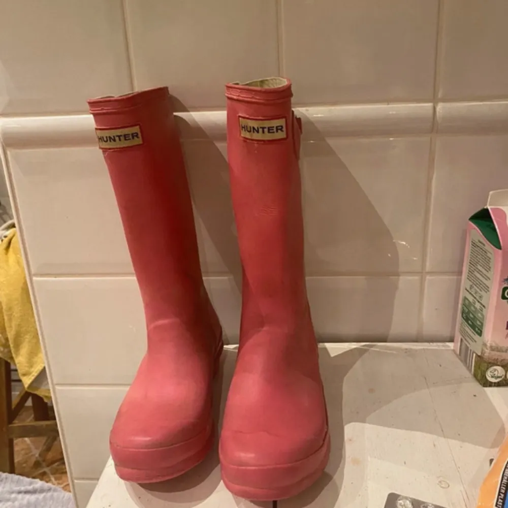 Säljer ett par rosa Hunter-stövlar i bra skick. Perfekta för regniga dagar och håller fötterna torra. De har en justerbar rem upptill för bättre passform. Superfina och praktiska för höst och vår!. Kengät.