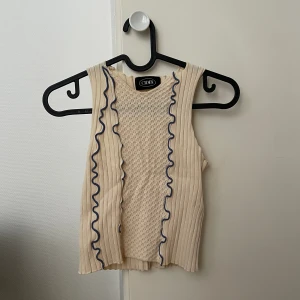 Oanvänd topp - Helt oanvänd tajt croppad topp från Cider storlek S, i nyskick. Med blåa ”volanger”.  50kr