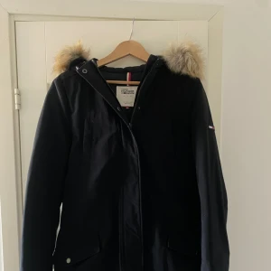 Tommy Hilfiger jacka  - Varm och skön vinterjacka från Tommy Hilfiger, stl M.  Mycket bra skick då den knappt är använd.  Köpt på NK för 3500 kr för några år sedan. 