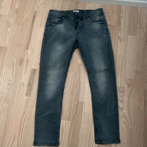 Only & sons - Jeans som jag aldrig har använt pga av storleken dem är helt nya köpte för cirka 700 dem sitter riktigt fint, lite skinny men inte mkt dem sitter perfekt, kontakta  mig om du har några frågor om jeansen pris kan diskuteras för en snabb affär