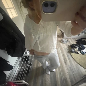 Vit blus med spetsdetaljer - Säljer en superfin vit blus med spetsdetaljer och v-ringning. Perfekt för vår och sommar! Den har trekvarts ärmar och en lös passform som gör den bekväm att bära. Passar både till vardags och festligare tillfällen. 🕊️