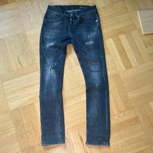 Dondup jeans  - Dondup jeans storlek 29, modell: George, svarta. Jeansen har använts men befinner sig fortfarande i ett mycket bra skick.   Finns att hämta i Göteborg 