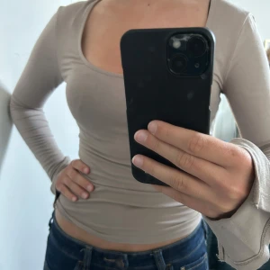 Beige figursydd topp - Säljer denna figursydda tröjan från Gina. ❤️