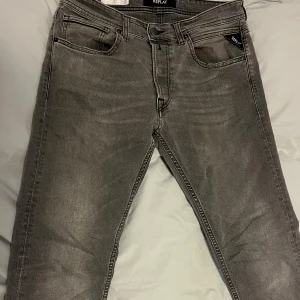 Replay jeans  - Fina replay jeans i okej skick 7/10 använda en del. Nypris 1300 mitt pris 450 