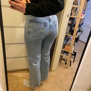 Ribcage Straight ankle  - Säljer mina ribcage straight ankle, då de inte längre kommer till användning. De är sparsamt använda, så i väldigt gott skick. Storleken är 24x30 men ändå rätt stretchiga så skulle därför passa någon som har w25 i Levi’s jeans