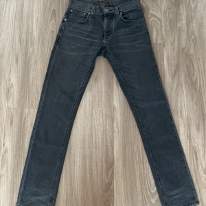 Nudie Jeans - Säljer dessa Nudie Jeans i modellen Grim tim, jättebra skick, endast använda 1 gång. 