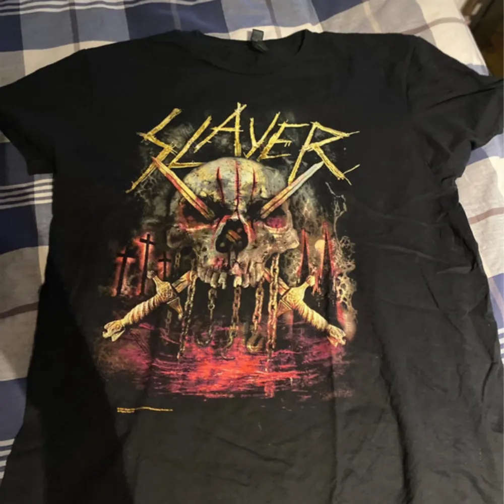 Hej! Säljer en snygg Slayer tröja som knappt blivit använd. T-shirts.