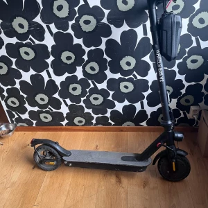 E-wheels es2 v2 - Hej! Säljer min E-wheels es2 v2 som jag haft ett litet tag nu som inte används längre pågrund av att jag skaffat bil. Den fungerar utmärkt  Laddare medföljs Väska till laddaren som sitter fast på styret medföljs även Punkteringsfria däck medföljs 