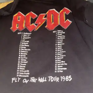 säljer denna fina acdc tröjan som är i jätte bra skick, bara använt några gånger❤️