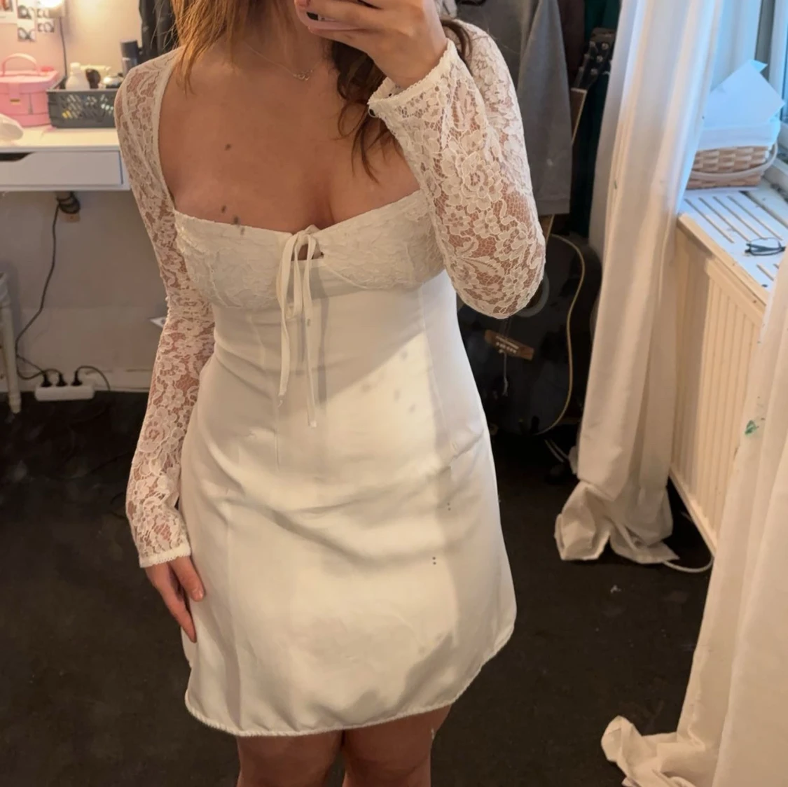 Vit spetsklänning med snörning