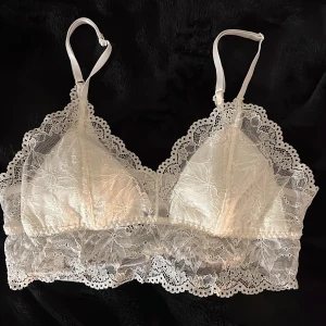 Vit spets bralette stl M - Vit spets bralette i storlek M. Fint skick