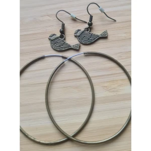 Örhängen fågel, hoop bronsfärgade - Hoops från H&M eller Åhléns, fåglarna vet jag inte. Okända material. Hoops: 5×5 cm.