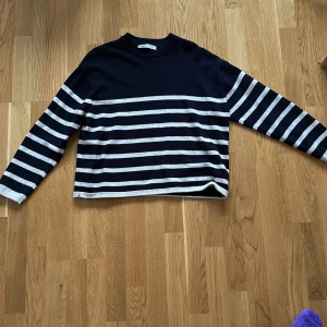 Tröja från Zara - Säljer en snygg tröja från Zara i marinblått och vitt. Tröjan är köpt i 2023 och har använt den mycket, men den är i bra skick. 