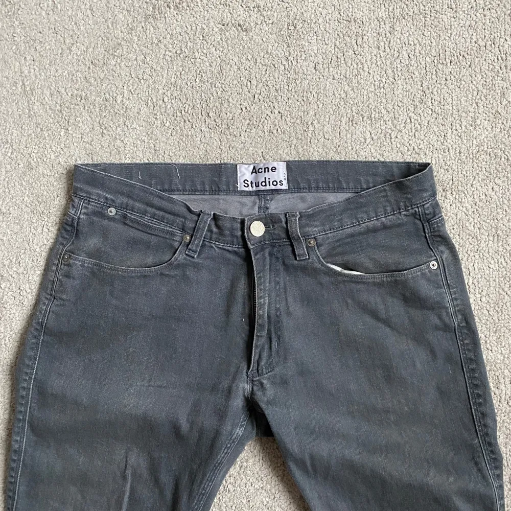 Acne Studios ’Max Darko’ jeans | Size: 31/32, skriv till mig för mått. | Skick: 8/10, små fläckar på knät, syns knappt vid användning. | Bara byxorna ingår. | Pris: 549kr, kan gå ner vid snabb affär! | Skriv vid frågor & funderingar!. Farkut & Housut.