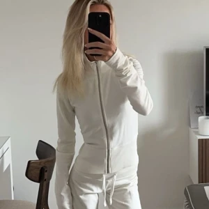 Vit tröja med dragkedja - Cozy Chill Sweat från Nelly, vit och i storlek xs. Inte använd mycket och i väldigt fint skick. Nypris 224kr och mitt pris 100kr, köpare står för frakt 🤍🤍