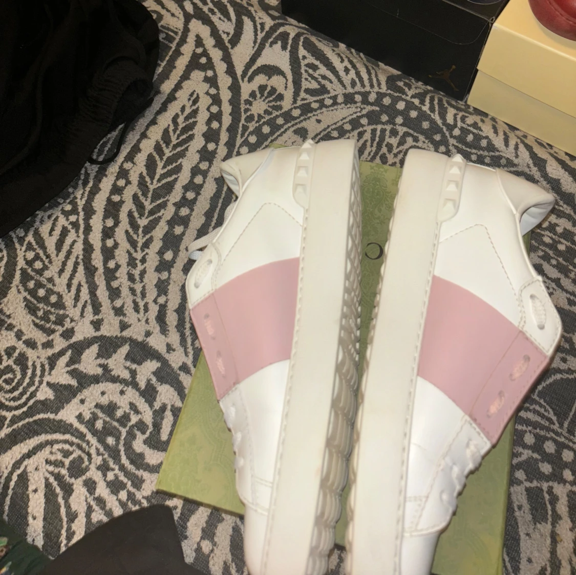 Valentino sneakers med rosa detalj - 2