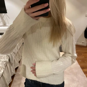 Vit stickad tröja - Säljer en vit stickad tröja med dubbelvikt tyg i ärmarna nertill, är från hm å använd väldigt få gånger.💗
