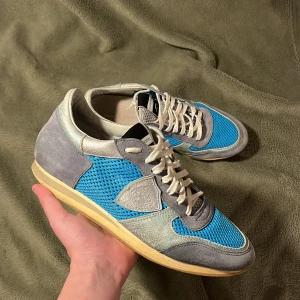 Blå och grå Philippe Model runners - Snygga sneakers från Philippe Model i en fräsch kombination av blått och grått. Skorna har en ovandel i mesh och mocka med vita snören. Jatte bra scick runners bara en lite anvand sula med inga hål och mockan är JATTE bra scick. är TTS 👍😁