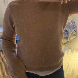 Beige stickad tröja - Säljer en mysig rosa stickad tröja med rund hals och långa ärmar. 